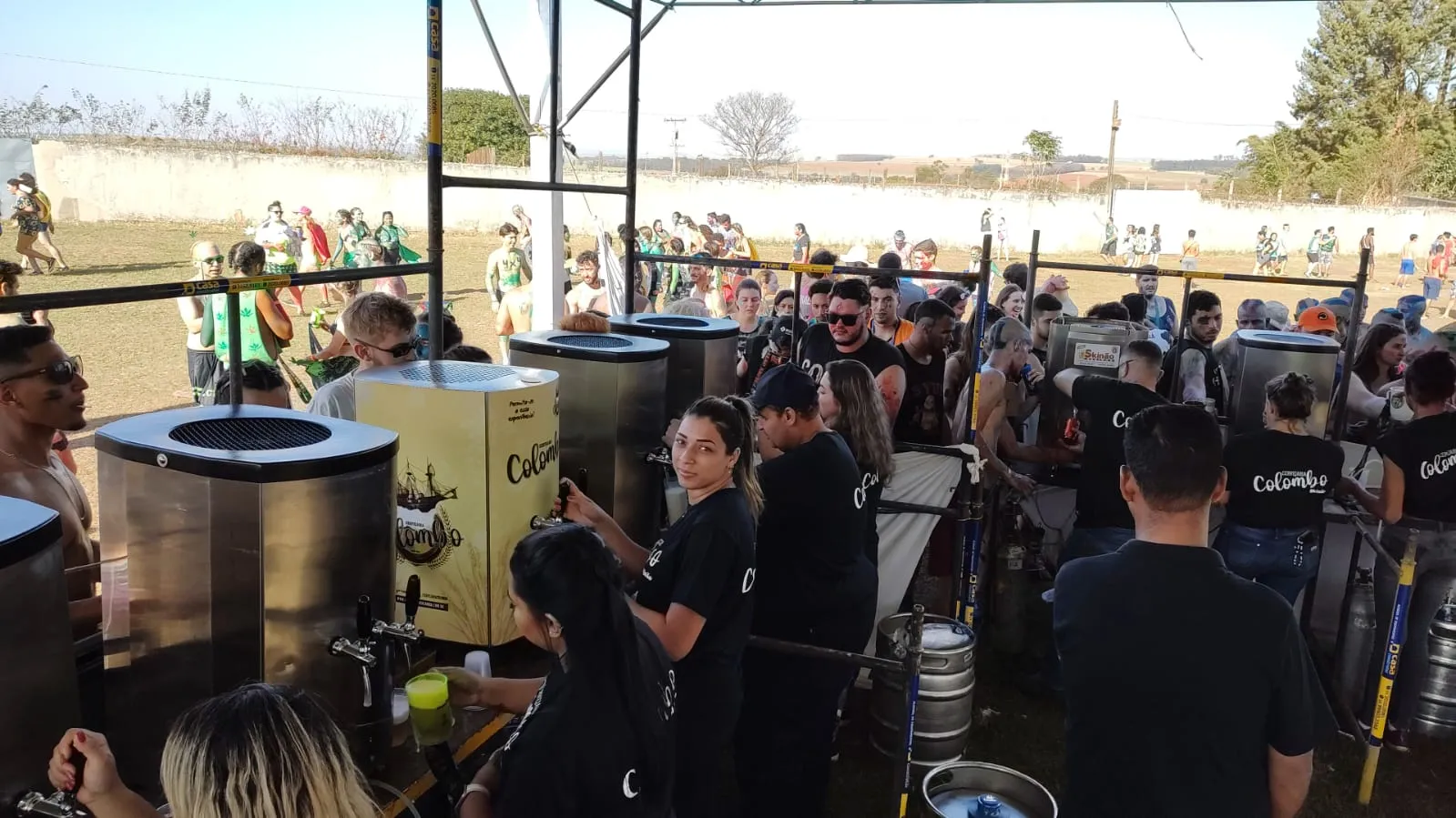 Chopp Colombo sendo servido em um copo